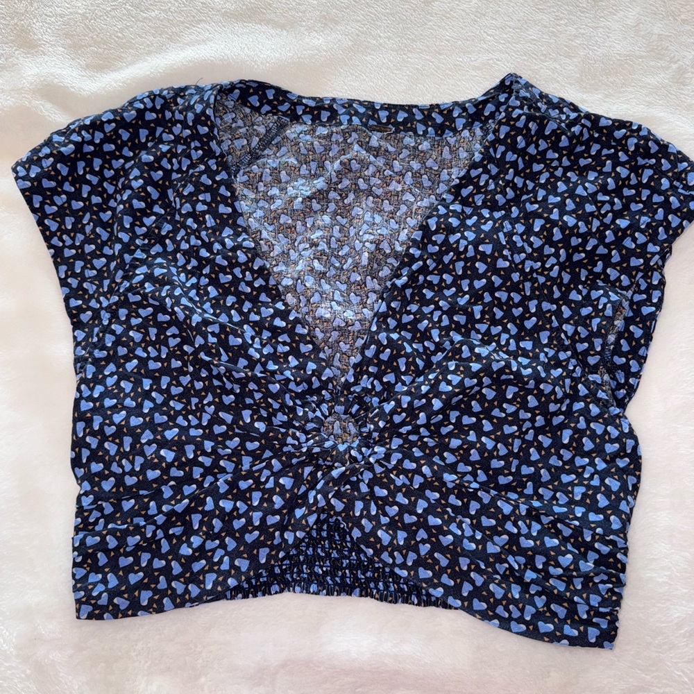 Free People crop top. Blue heart pattern w/ key hole feature in front SZ Small